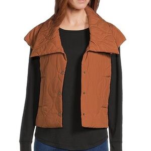 John Mark
Quilted Oversized Point Collar Cap Sleeve Snap Front Puff Vest